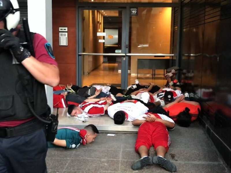 Tifosi del River Plate arrestati dalla polizia argentina durante gli scontri prima della finale di ritorno di Copa Libertadores (foto LaPresse)