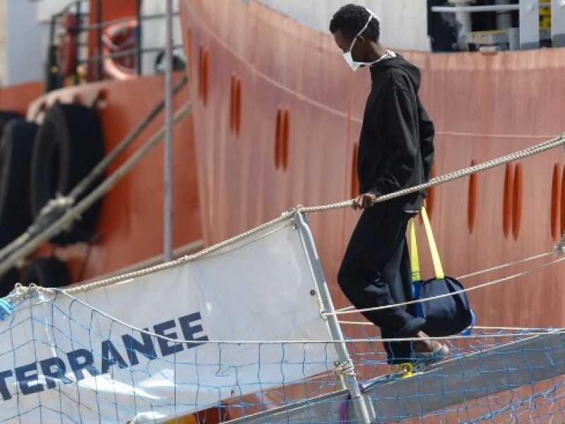 Un migrante scende dall'Aquarius ormeggiata al porto di Malta (foto LaPresse)