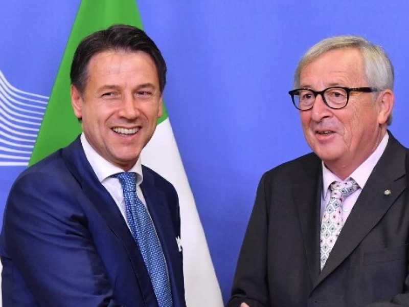 Giuseppe Conte a Bruxelles con Jean-Claude Juncker (Foto LaPresse)