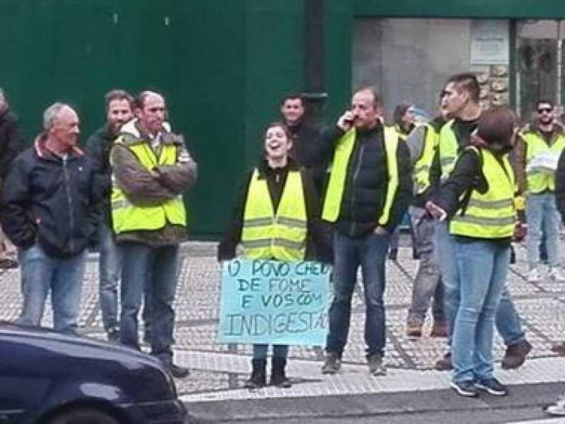 La manifestazione dei coletes amarelos a Viseu. Foto via Twitter 
