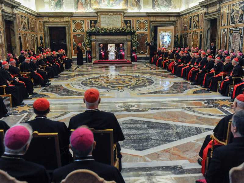 Papa Francesco riunito con la curia romana (Imagoeconomica)