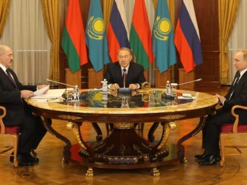 Un incontro ad Astana nel 2015 tra il presidente russo Vladimir Putin, il presidente bielorusso Lukashenko e il presidente kazako Nursultan Nazarbayev (Foto LaPresse)