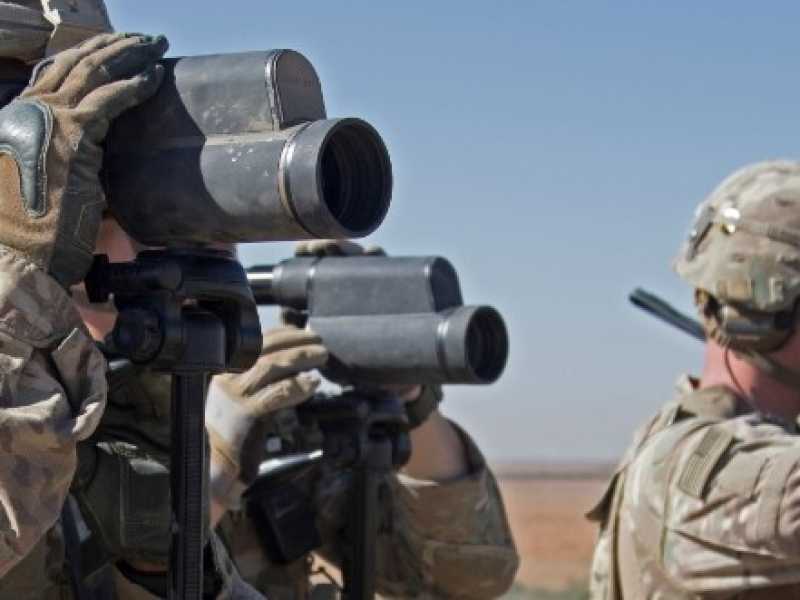 Soldati americani sorvegliano l&rsquo;area nei pressi di Manbij, nei primi giorni dello scorso mese di novembre, in Siria (foto Reuters)