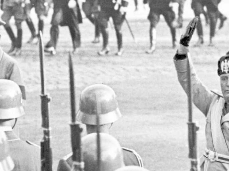 Adolf Hitler e Benito Mussolini a Berlino nel 1937 (foto LaPresse)