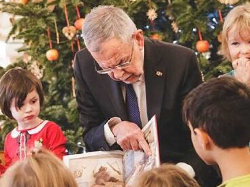 Il presidente austriaco Van der Bellen fotografato con alcuni bambini il 22 dicembre (Immagini prese da Facebook)