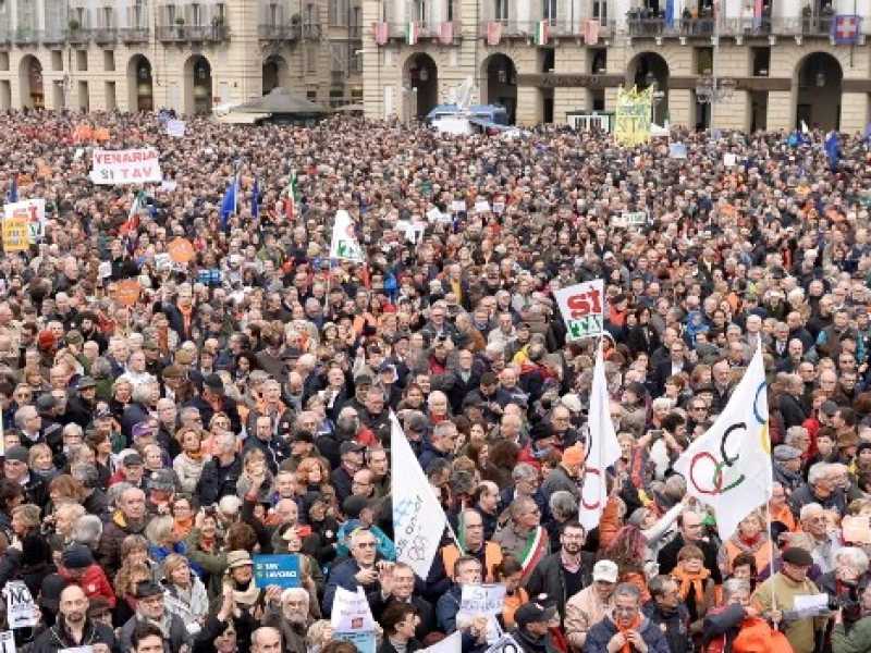 Pi&ugrave; che occupare spazi vogliamo occupare processi. La manifestazione di Torino, senza partiti, a favore di europeismo e grandi opere (Foto LaPresse)