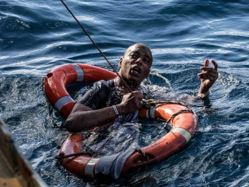 La Sea Watch e la Sea Eye sono in rada a Malta, a bordo per&ograve; la situazione umanitaria peggiora gravemente (foto LaPresse)
