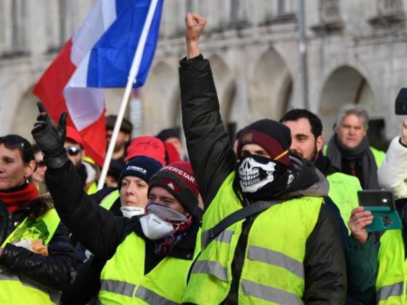 I gilet gialli continuano le proteste contro il governo Macron (foto LaPresse)