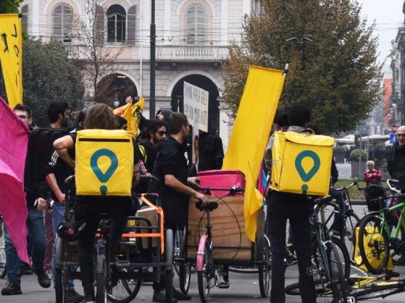Critical mass rider in Piazza Statuto a Torino (foto LaPresse)