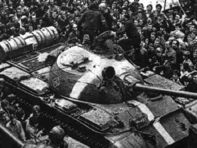 I carrarmati sovietici reprimono i manifestanti a Praga nel 1968 (Foto LaPresse)