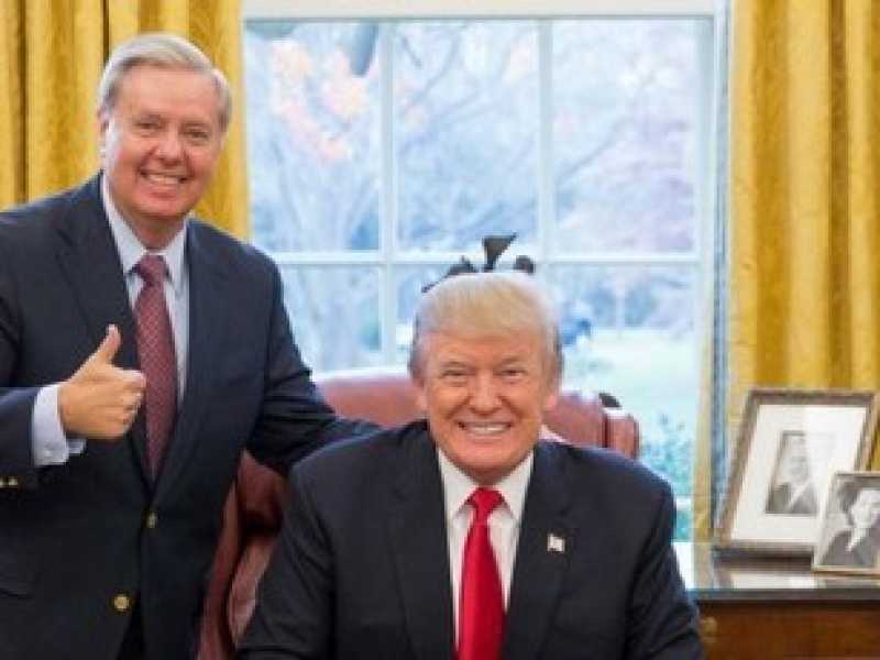 Il senatore Lindsay Graham nello studio Ovale col presidente Donald Trump (Immagini prese fa Facebook)