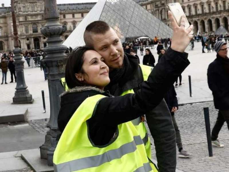 Il gilet catarifrangente viene bene nei selfie, c'&egrave; voluto pochissimo perch&eacute; diventasse un meme (foto LaPresse)