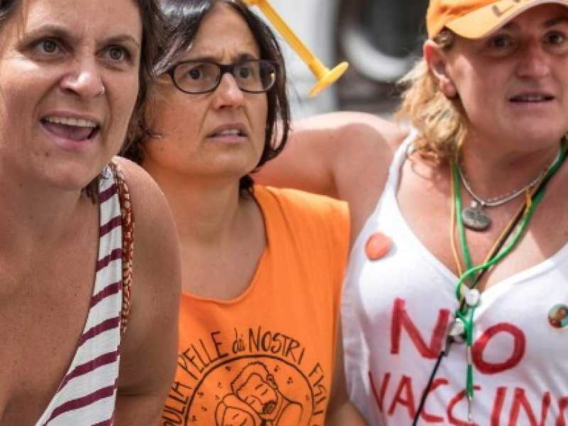 Protesta contro l'approvazione del dl sui vaccini obbligatori davanti a Montecitorio il 28 luglio 2017 (foto LaPresse)