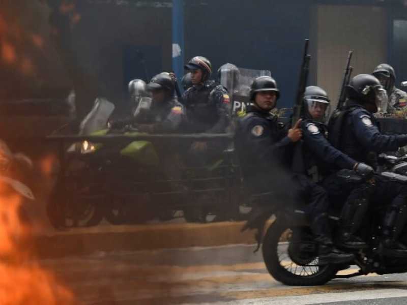 La polizia venezuelana per le strade di Caracas durante le manifestazioni anti Maduro (foto LaPresse)