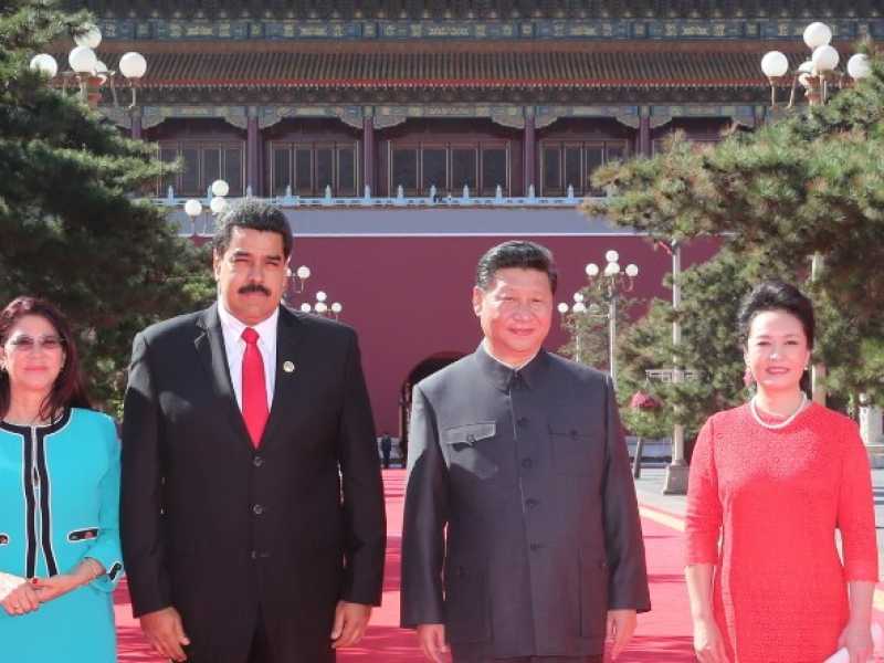 Nicolas Maduro e Xi Jinping con le rispettive first lady durante una visita del presidente venezuelano a Pechino, nel 2015 (foto LaPresse)