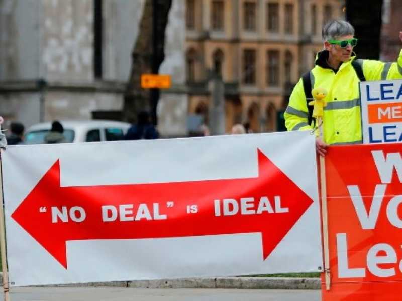 Alcuni sostenitori della Brexit chiedono di lasciare l'Ue senza un accordo (Foto LaPresse)