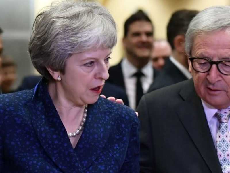 La premier britannica Theresa May col presidente della Commissione europea Jean-Claude Juncker (Foto LaPresse)