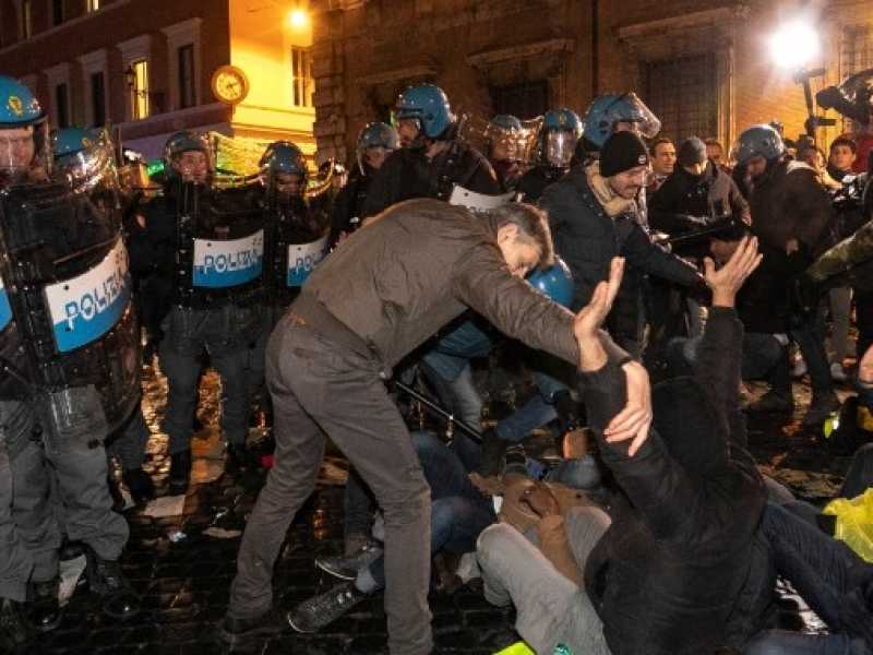 Gli Ncc contro il dl Semplificazioni a Roma (foto LaPresse)