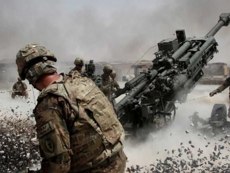 I soldati americani sparano con un cannone nella provincia di Kandahar, in una foto del 2011 (Reuters)
