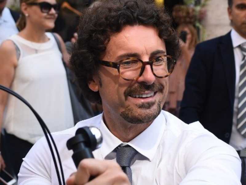 Danilo Toninelli a Torino visita la nuova zona pedonale di Via Monferrato (foto LaPresse)