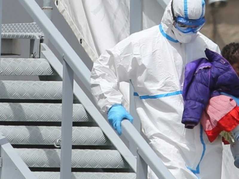 562 immigrati sbarcano a Napoli a bordo della nave della Marina militare ''Foscari''. Tra loro 75 minori, 25 bambini. Cinque le donne incinte