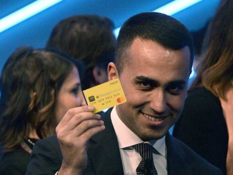Luigi Di Maio alla presentazione del sito web e della prima card per il reddito di cittadinanza (foto LaPresse)