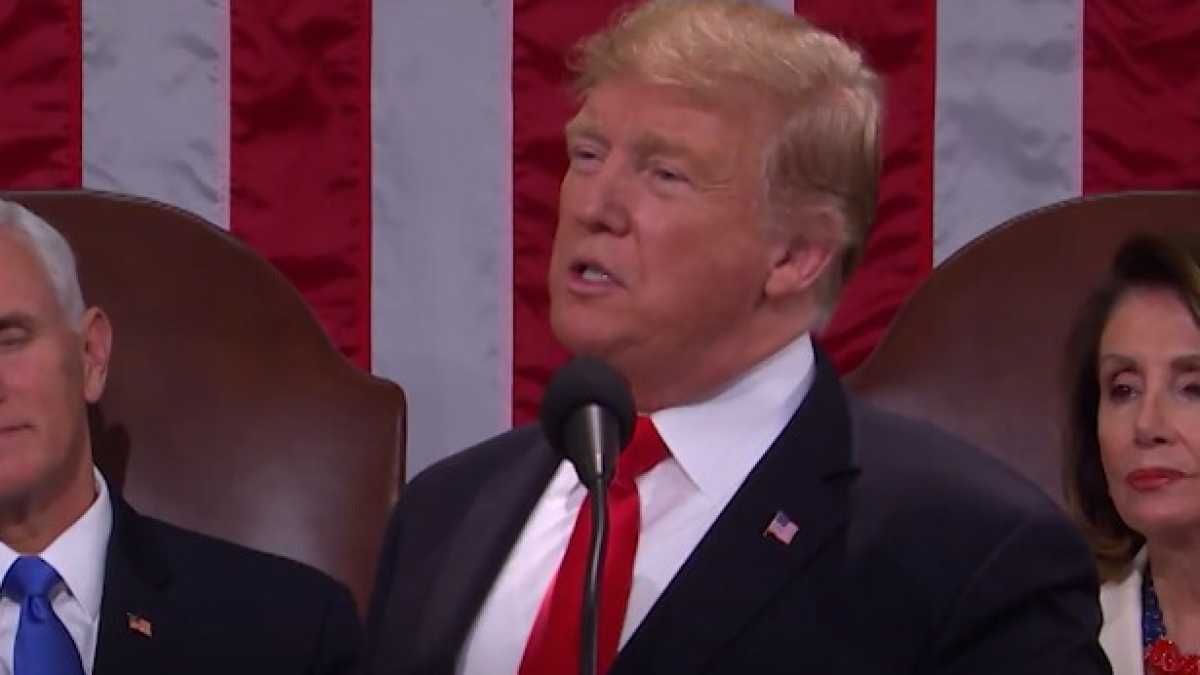 Immagine di Così Trump tenta di strizzare l'occhio ai dems