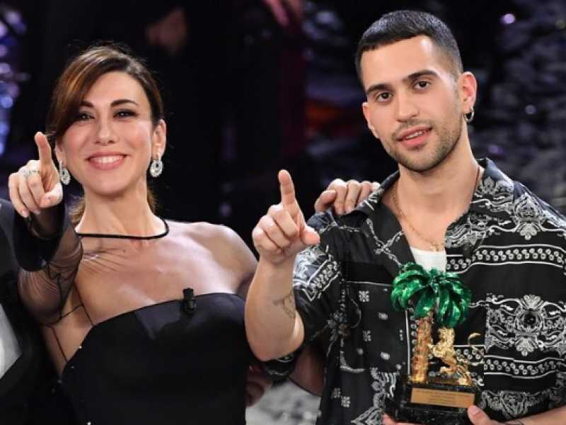 Da sinistra Claudio Baglioni, Virginia Raffaele, Mahmood e Claudio Bisio (foto LaPresse)