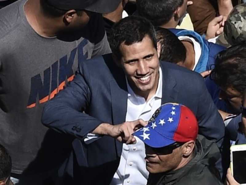 Juan Guaid&oacute;  a Caracas in mezzo al manifestanti (Foto LaPresse)