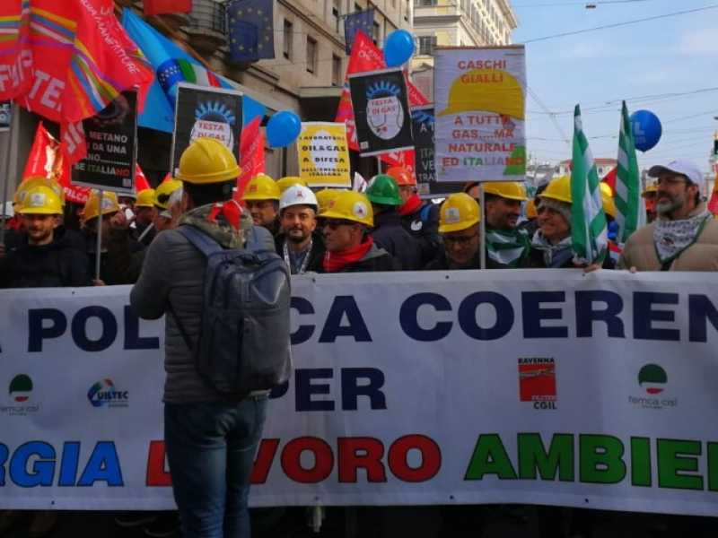 I &ldquo;caschi gialli&rdquo; in piazza (foto Alberto Brambilla)