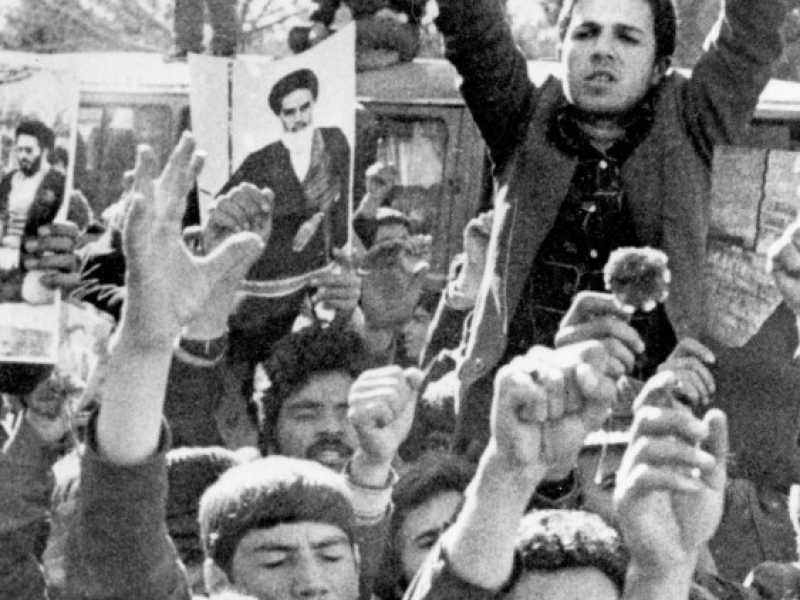 Gennaio 1979,  iraniani inneggiano al ritorno dell'ayatollah Khomeini per le strade di Teheran (foto LaPresse)