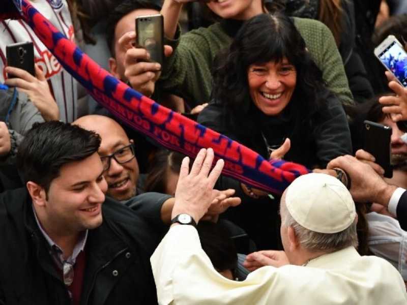 Il Papa con la sciarpa del San Lorenzo (foto LaPresse)