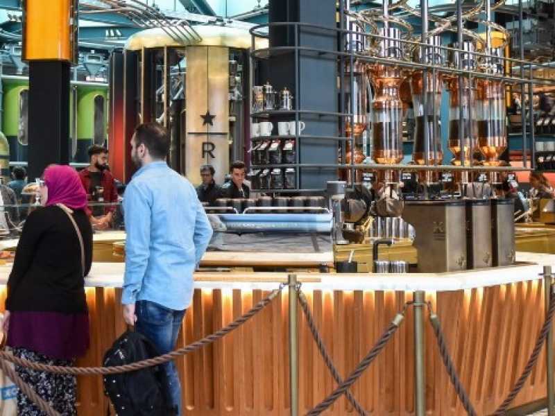 L'interno dello Starbucks roastery in Piazza Cordusio. Foto LaPresse