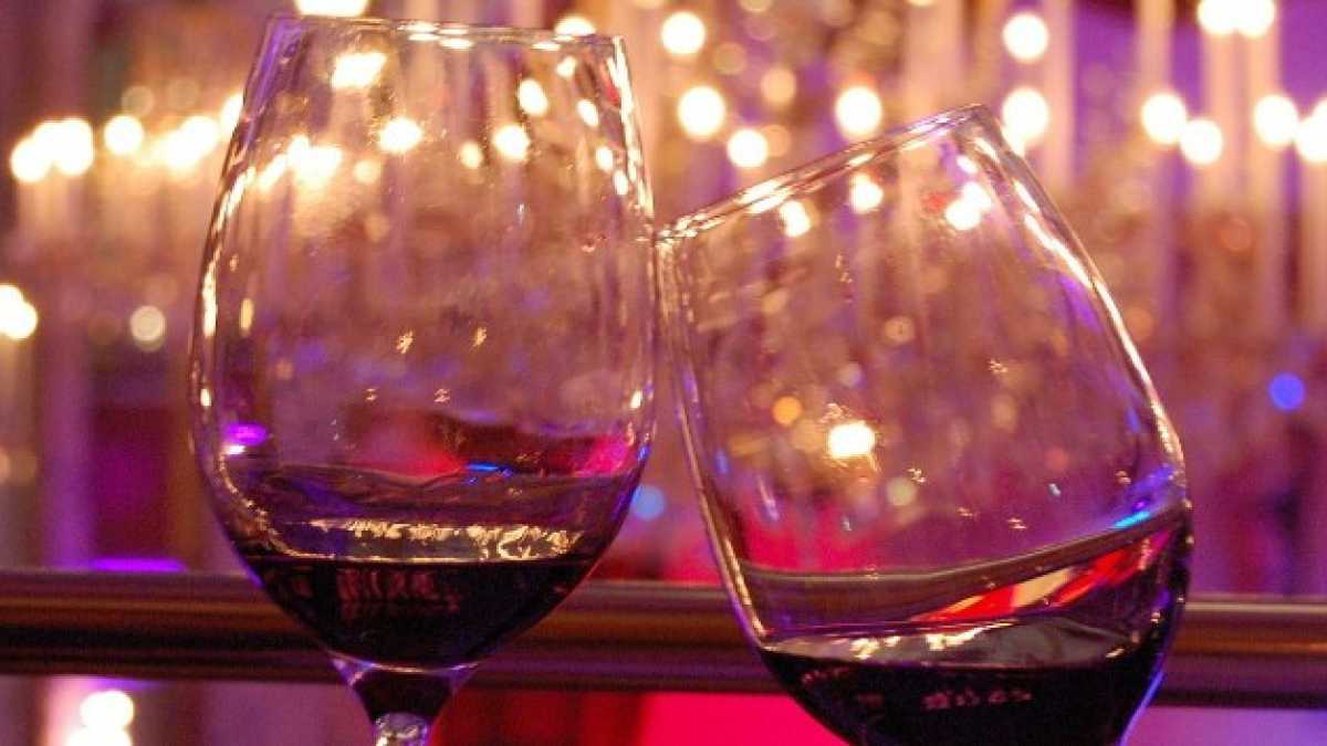 Immagine di Abiti e vino rosso nei salotti romani