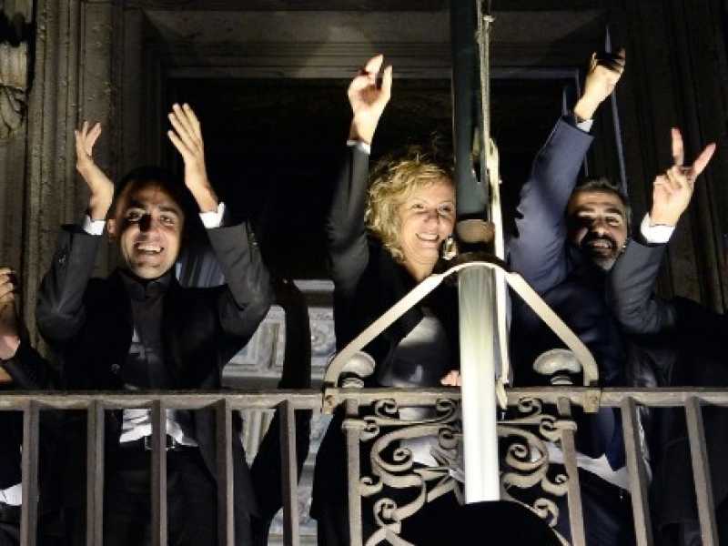 I ministri del M5s del governo festeggiano sul balcone di Palazzo Chigi lo sforamento del 2,4 per cento del deficit sulla manovra (Foto LaPresse)