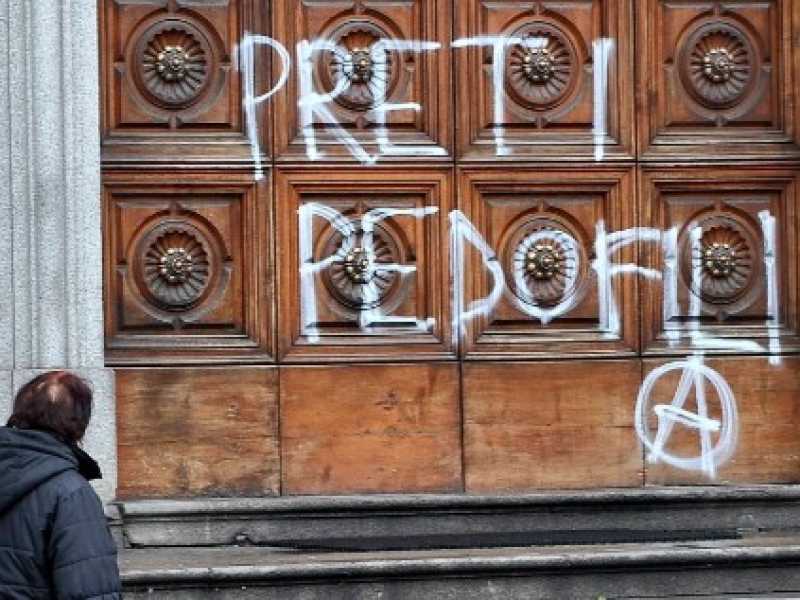 Scritte contro i preti sul portale della chiesa di San'Alfonso di Torino nel 2008 (foto LaPResse)