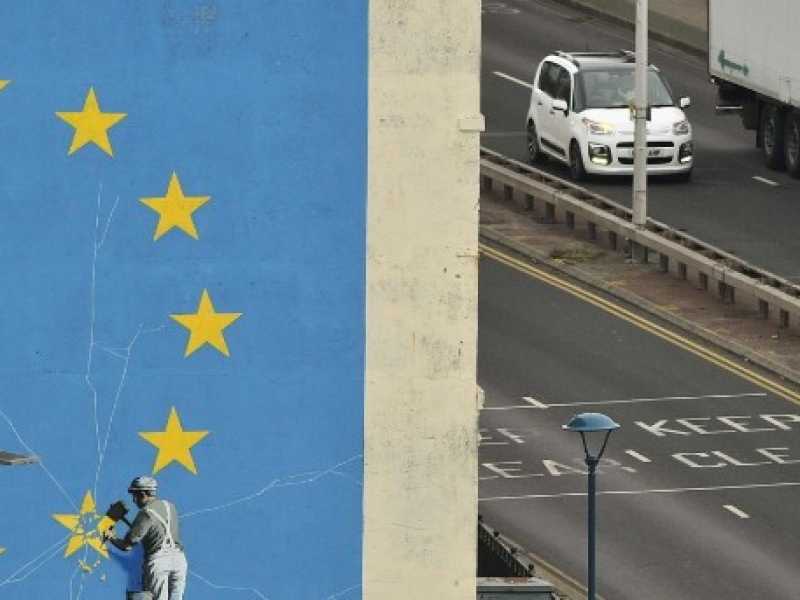 Il murales di Banksy a Dover. Foto LaPresse