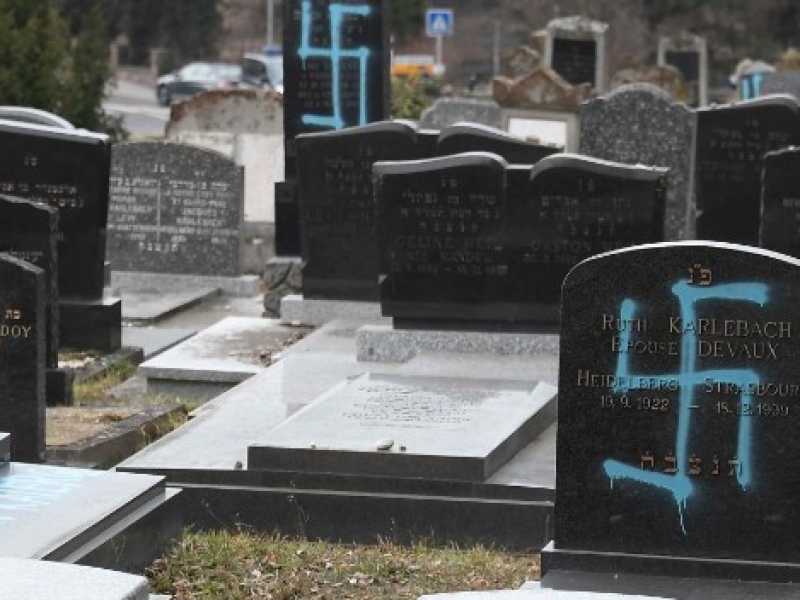 Le svastiche in un cimitero ebraico nella regione dell'Alsazia in Francia (Foto LaPresse)