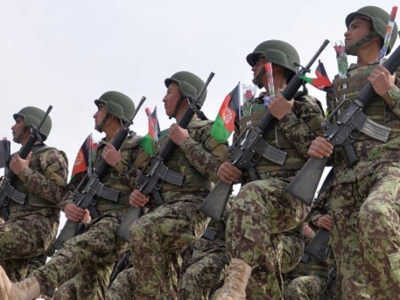 Soldati dell'Afghan National Army (Ana) marciano durante una cerimonia in una base militare nel distretto di Guzara, provincia di Herat, il 28 febbraio 2019. Foto LaPresse