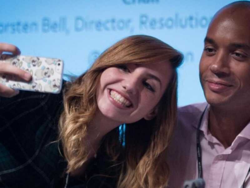 Chuka Umunna (a destra) con una sua fan. L'ex ministro ombra &egrave; il volto pi&ugrave; noto dell'Independent Group britannico, formato da fuoriusciti del Labour e dei Tory, contrario alla Brexit (foto LaPresse)