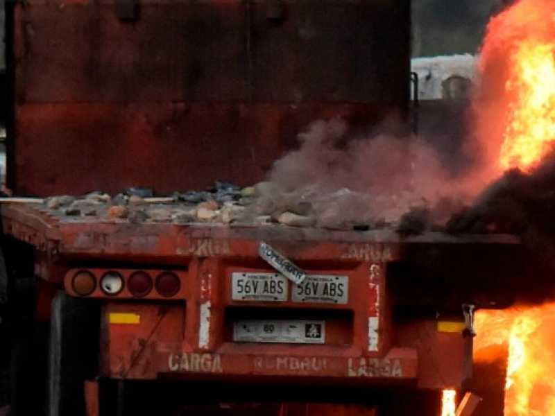 Uno dei camion che trasportavano medicine e cibo in Venezuela (foto LaPresse)