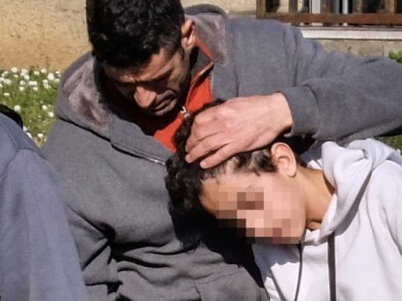 Uno dei bambini scampati al rogo del bus (foto LaPresse)