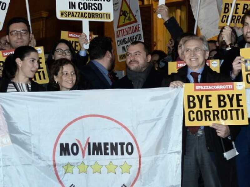 I parlamentari del M5s festeggiano l'approvazione dello &ldquo;spazzacorrotti&rdquo; davanti a Montecitorio lo scorso 18 dicembre (foto LaPresse) 