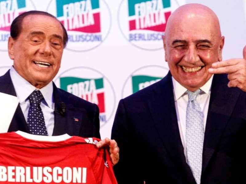 Silvio Berlsuconi e Adriano Galliani con la maglia del Monza (foto LaPresse)