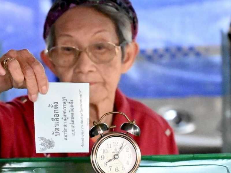 Una donna al voto in Thailandia domenica scorsa (Photo Ye Aung THU / AFP)