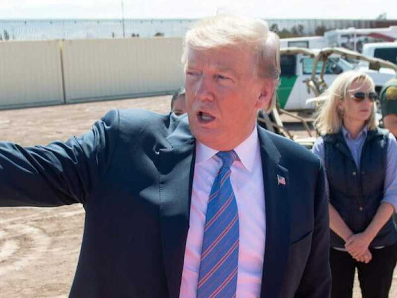 Donald Trump in visita al confine col Messico (Foto LaPresse)