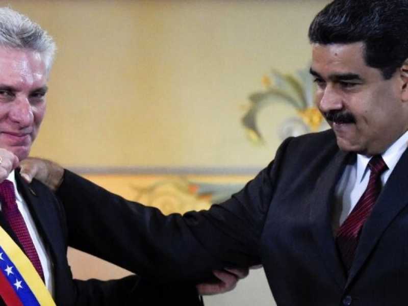Maduro con il presidente cubano Miguel Diaz-Canel (foto LaPresse)