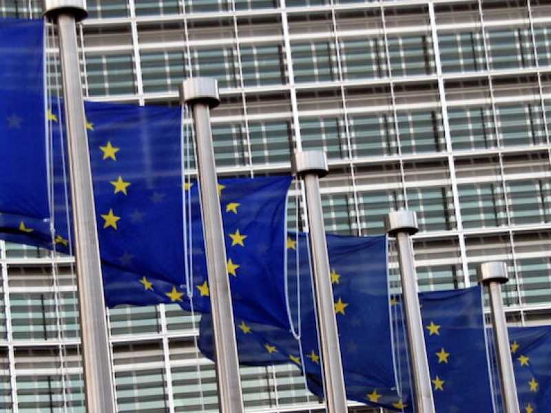 Bandiere europee davanti al Berlaymont di Bruxelles, sede della Commissione Ue