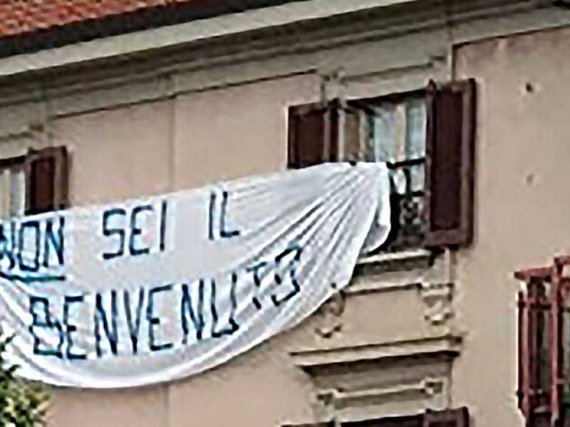 Lo striscione esposto a Brembate e rimosso dai Vigili del Fuoco (foto LaPresse)