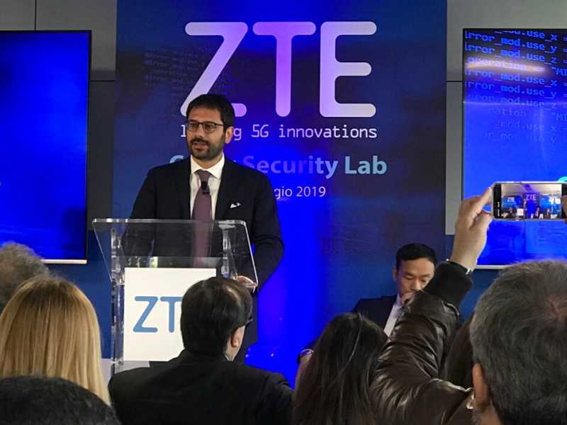 Il sottosegretario alla Difesa Angelo Tofalo nella sede di Zte a Roma  (foto di Giulia Pompili)